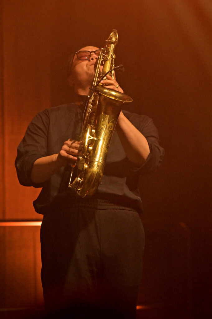 Saxophonist der Liveband Vergeben auf einer Bühne