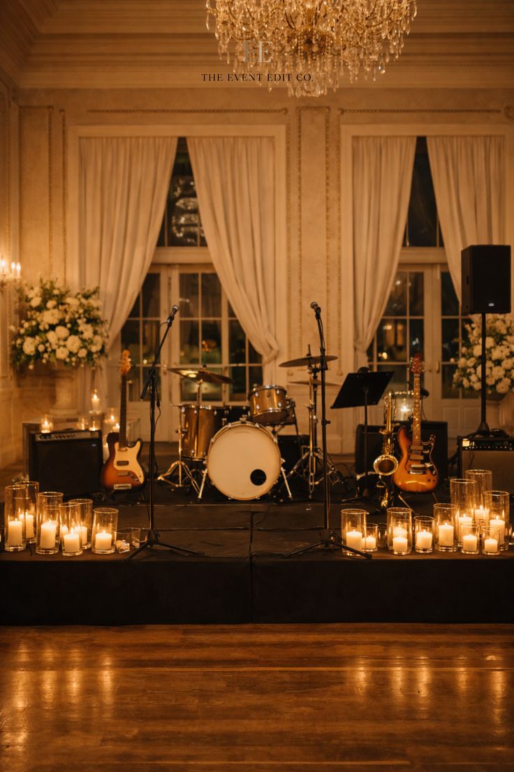 intim dekorierte Bühne auf einer Hochzeit