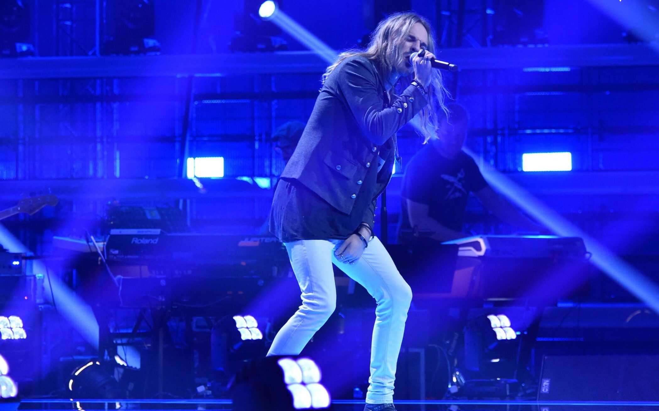 Sänger der Coverband Vergeben auf der Bühne