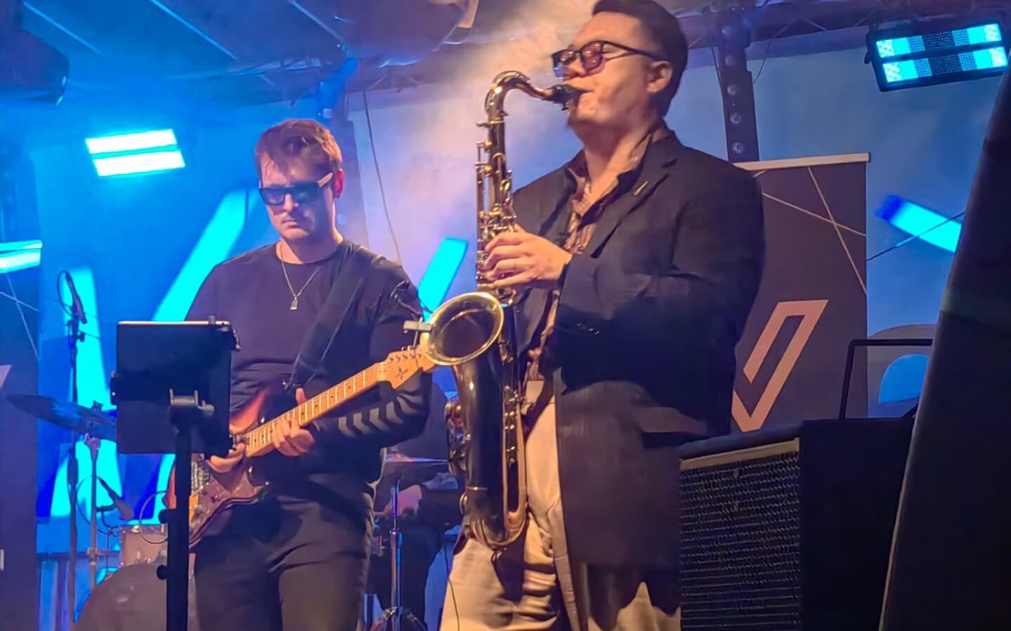 Gitarrist und Saxophon mit der Coverband Vergeben