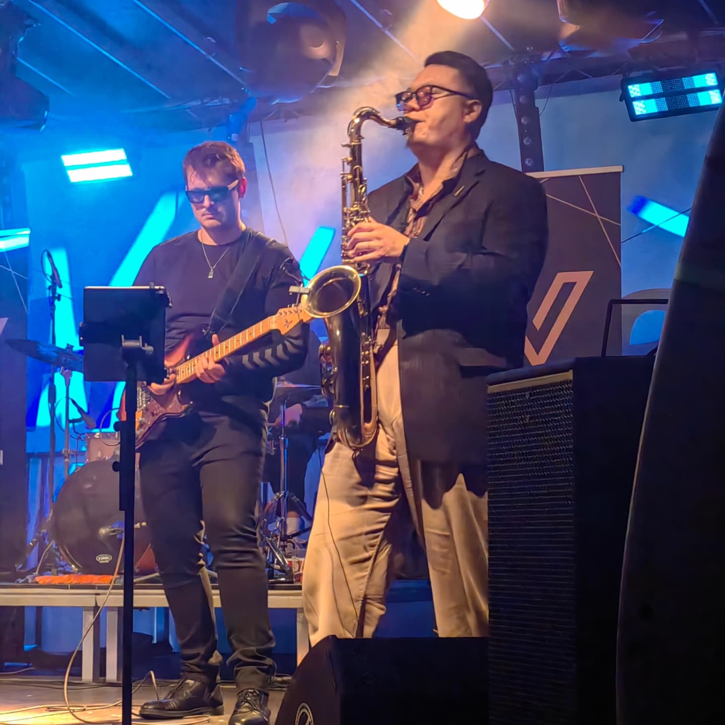 Gitarrist und Saxophon mit der Coverband Vergeben