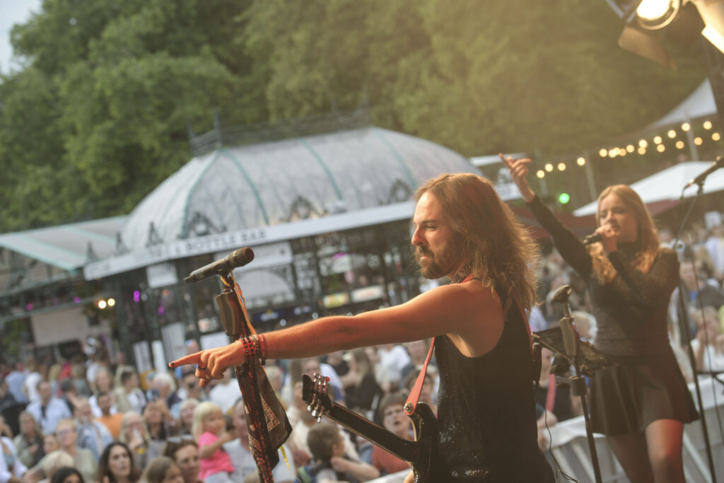 Sänger und Sängerin der Coverband Vergeben auf dem Maschseefest