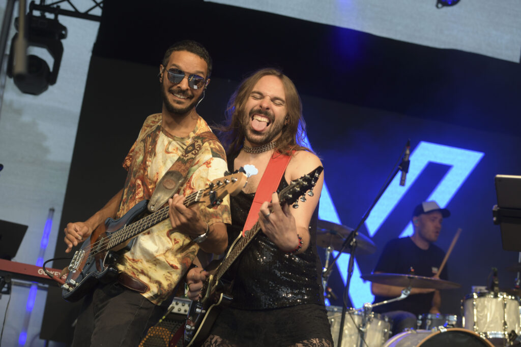 Gitarrist und Bassist der Coverband Vergeben
