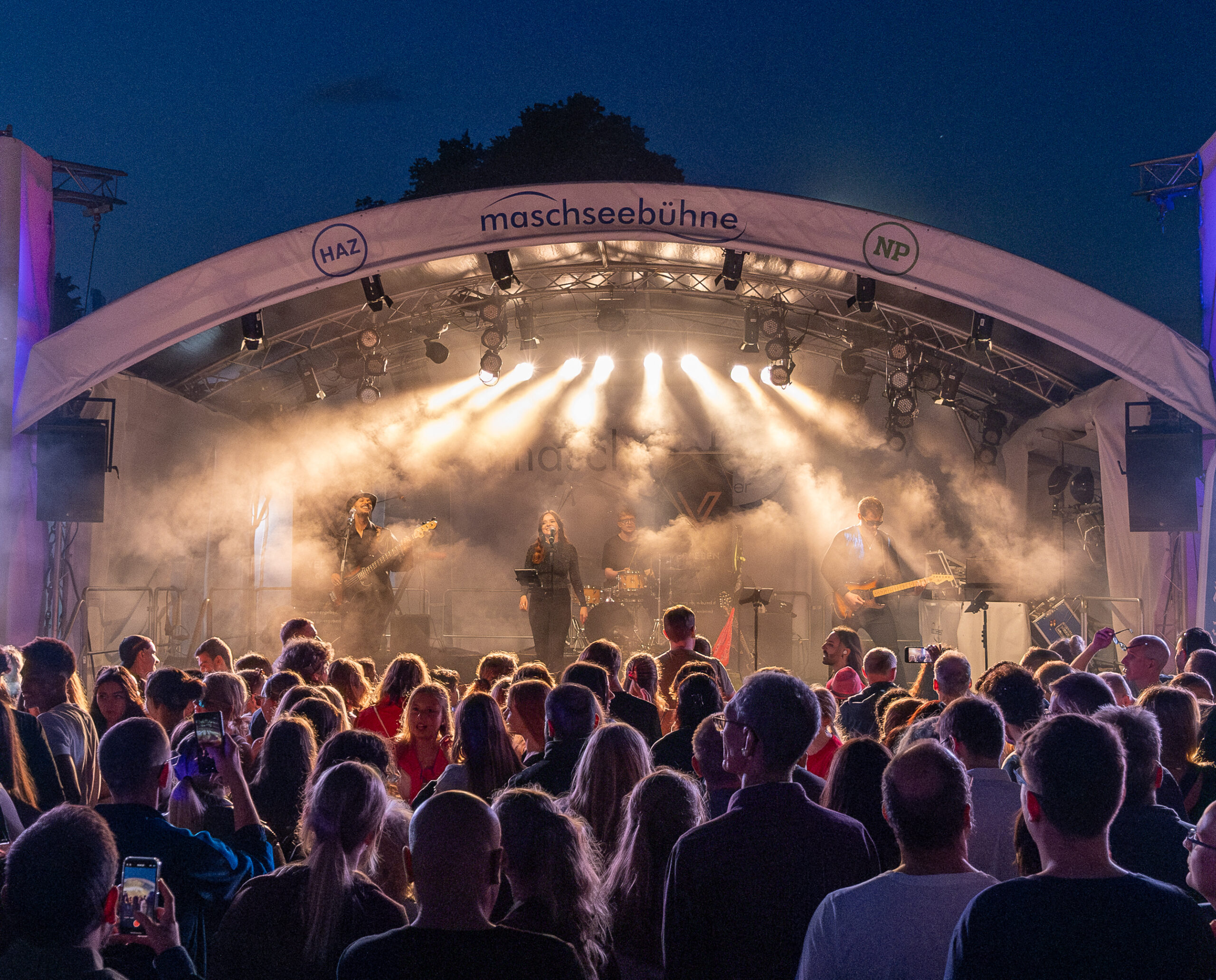 Coverband Vergeben spielt auf dem Maschseefest
