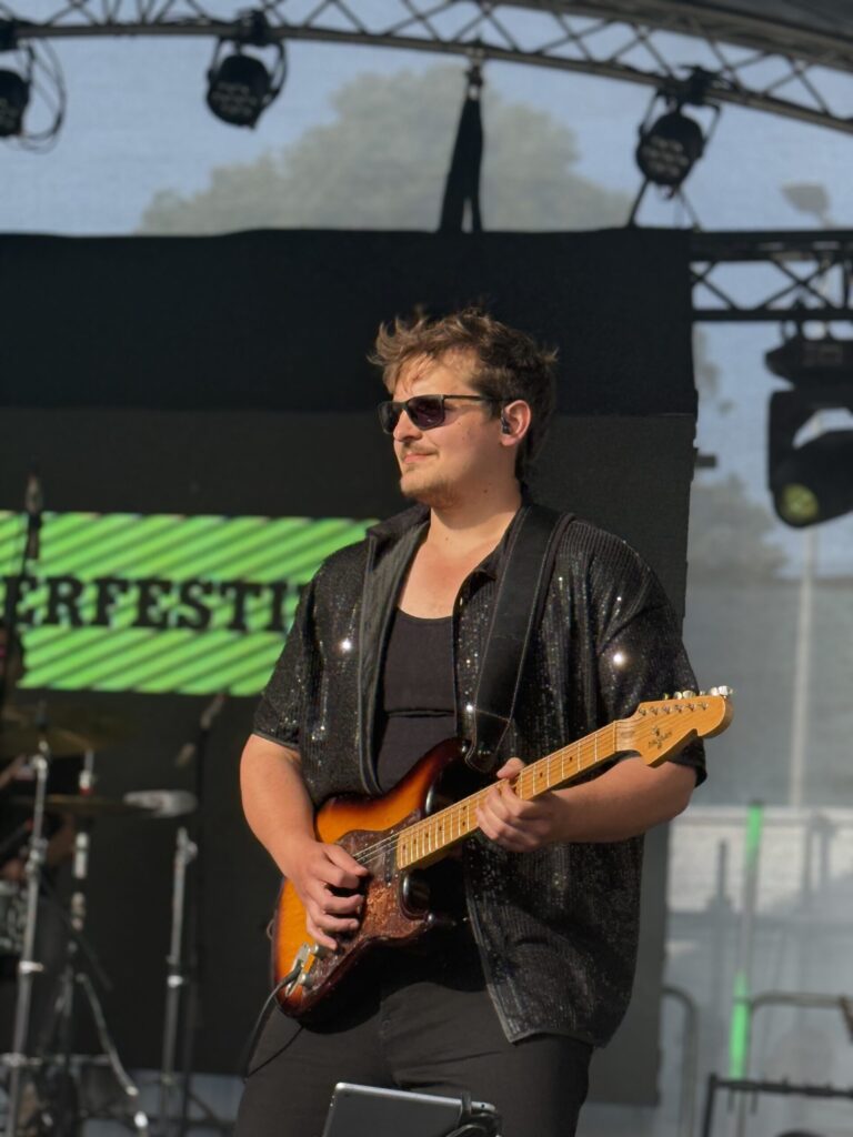 Gitarrist der Coverband Vergeben