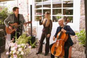 Eine akustik Band spielt live beim Sektempfang