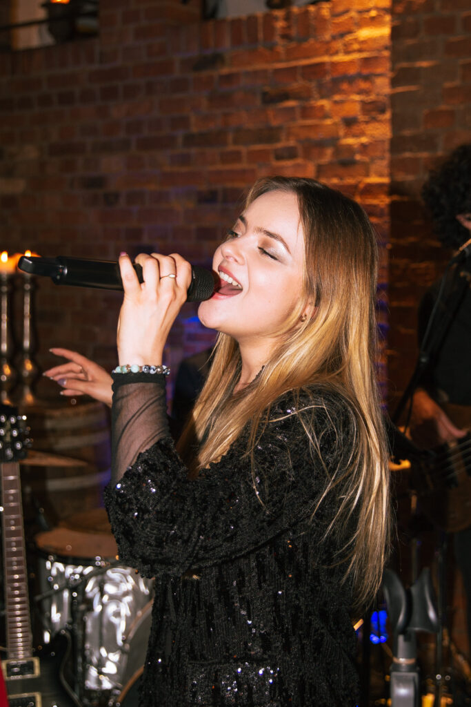 Coverband macht Stimmung auf einer Hochzeit
