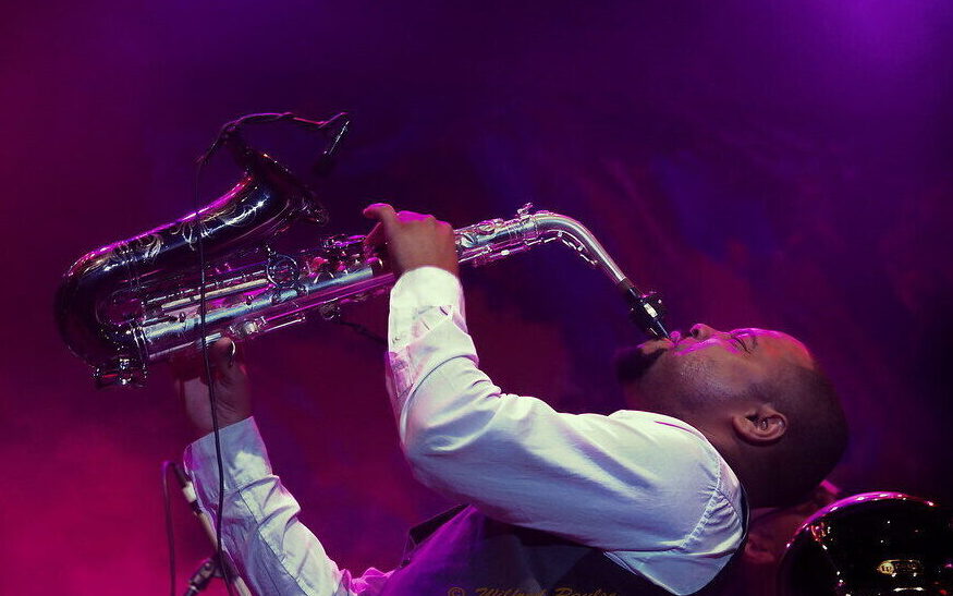 Gitarrist und Saxophon mit der Coverband Vergeben